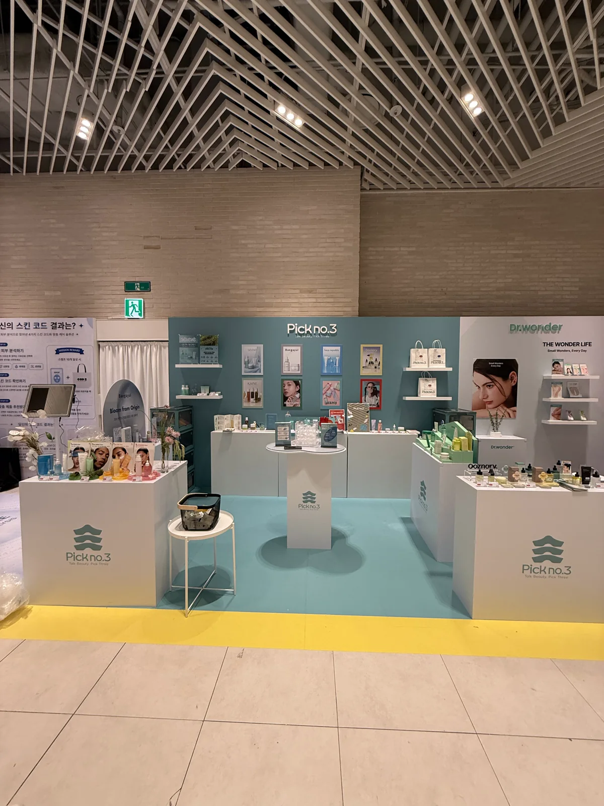 The Hyundai Seoul 百货店内展示 Baegayul 的 Pick No.3 快闪店