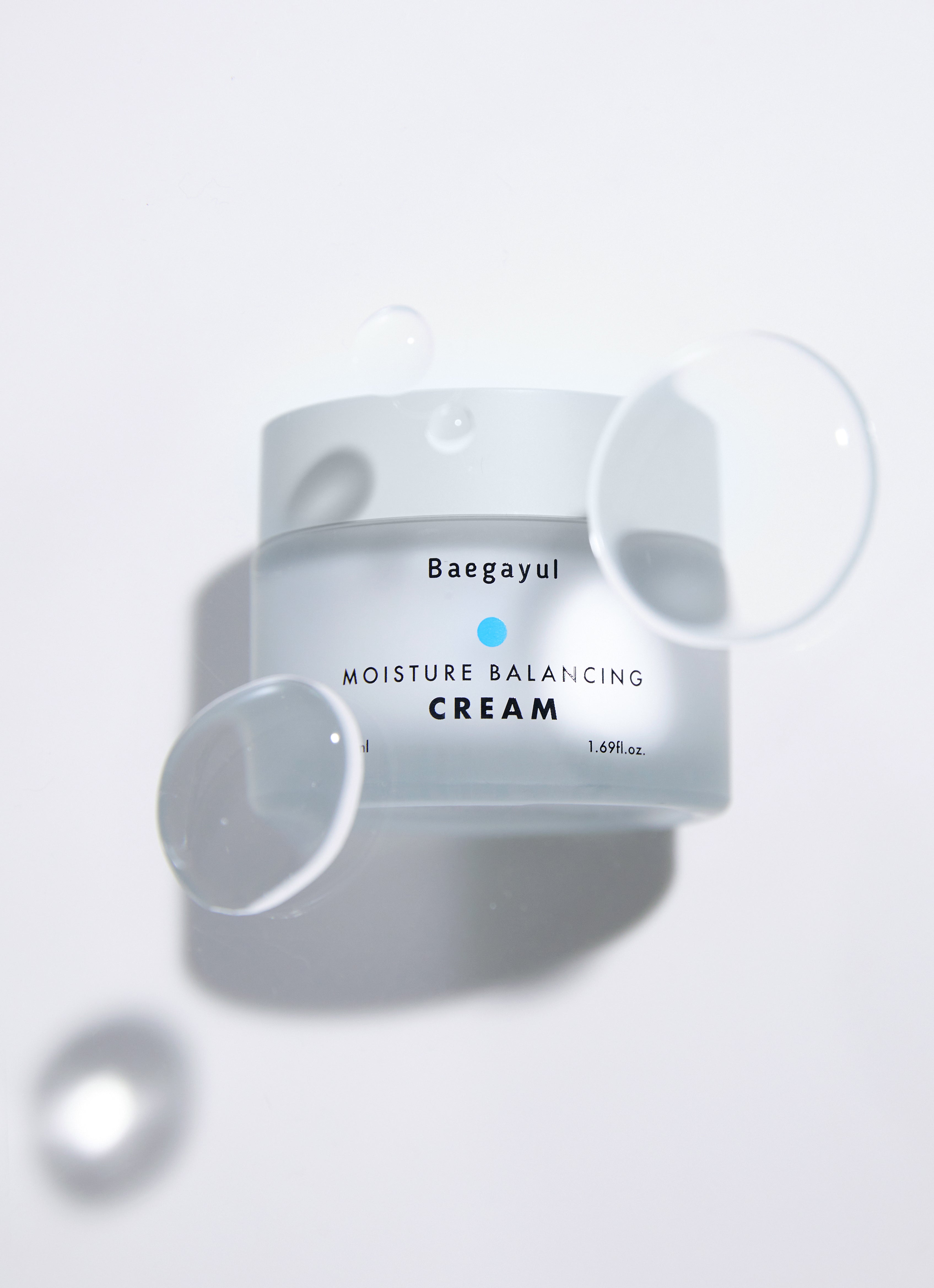 Tarro de Moisture Balancing Cream fotografiado con gotas de agua.